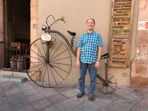 Lyn outside Marie y su bici Querétaro